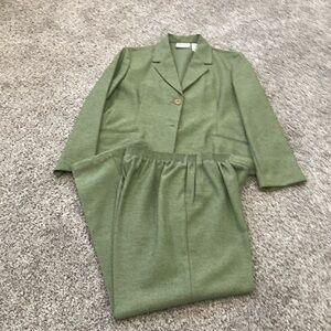 Alfred Dunner 2 piece women’s green suit, size 12P